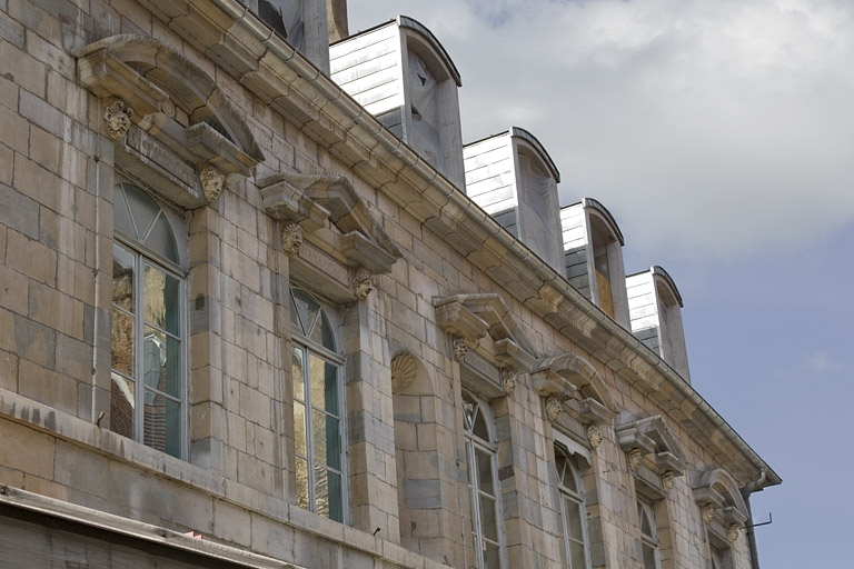 Façade antérieure, partie droite, premier étage : vue d'ensemble des fenêtres. © Yves Sancey / Région Bourgogne-Franche-Comté, Inventaire du patrimoine - 2011