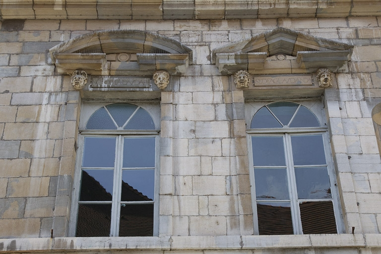 Façade antérieure, partie droite, premier étage : vue d'ensemble de la cinquième et sixième fenêtres à partir de la droite. © Yves Sancey / Région Bourgogne-Franche-Comté, Inventaire du patrimoine - 2011