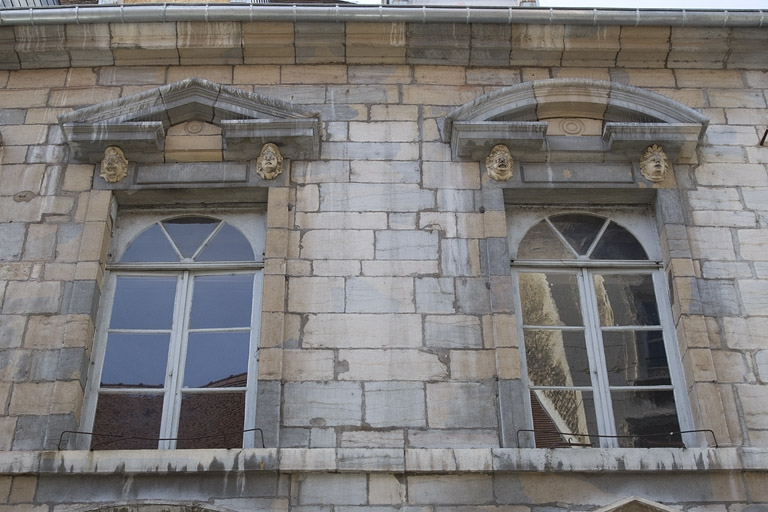 Façade antérieure, partie droite, premier étage : vue d'ensemble des première et deuxième fenêtres à partir de la droite. © Yves Sancey / Région Bourgogne-Franche-Comté, Inventaire du patrimoine - 2011