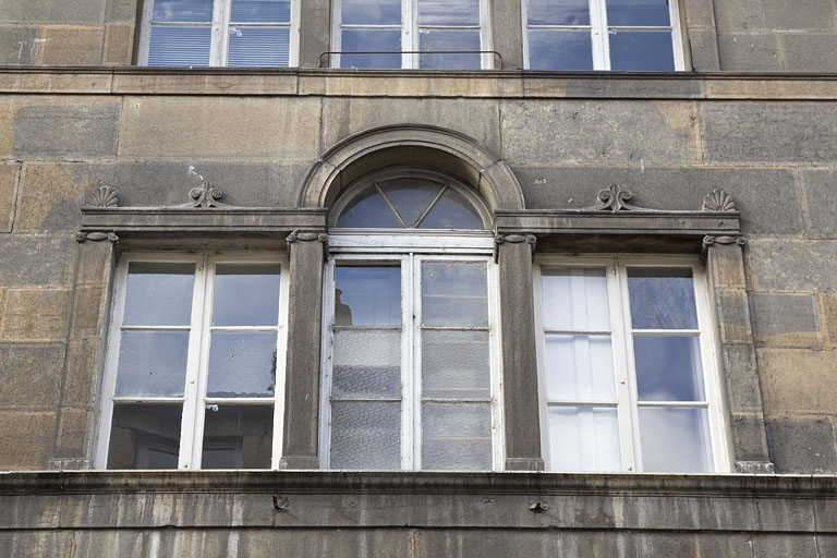 Logis principal, façade sur rue : détail de la serlienne du deuxième étage. © Yves Sancey / Région Bourgogne-Franche-Comté, Inventaire du patrimoine - 2011