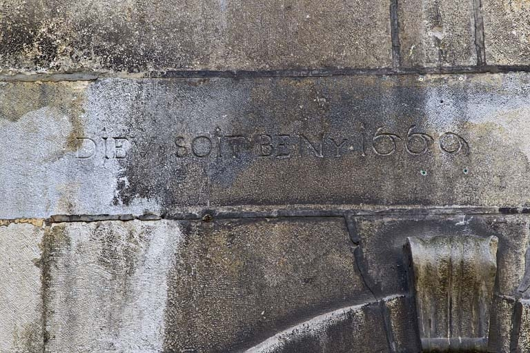 Logis secondaire en fond de cour : détail de l'inscription et de la date. © Yves Sancey / Région Bourgogne-Franche-Comté, Inventaire du patrimoine - 2011