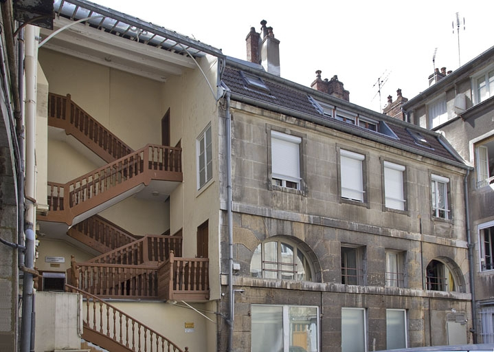Vue d'ensemble du logis secondaire, à gauche de la cour. © Yves Sancey / Région Bourgogne-Franche-Comté, Inventaire du patrimoine - 2011
