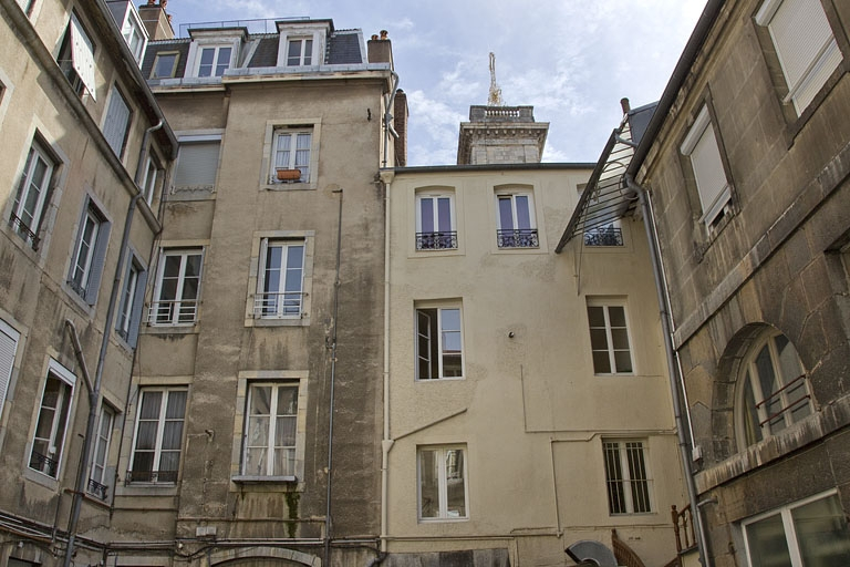 Vue d'ensemble des façade postérieures des deux logis principaux, de face. © Yves Sancey / Région Bourgogne-Franche-Comté, Inventaire du patrimoine - 2011