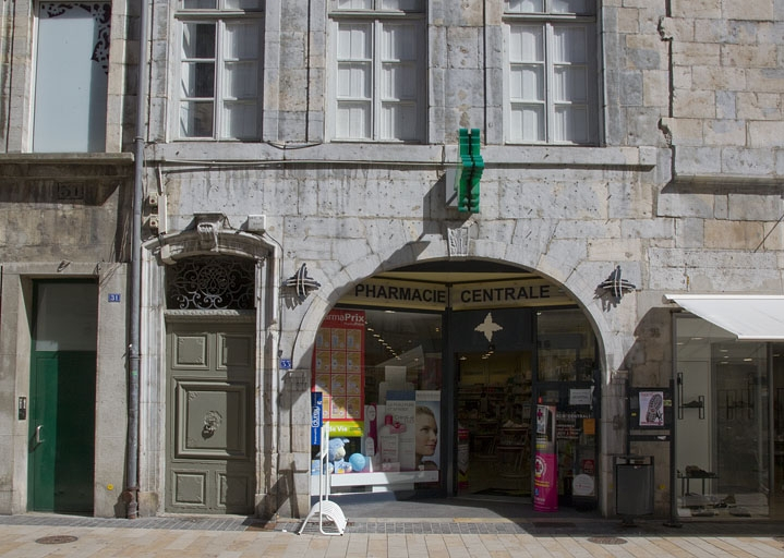 Logis principal, façade antérieure : détail du rez-de-chaussée. © Yves Sancey / Région Bourgogne-Franche-Comté, Inventaire du patrimoine - 2011