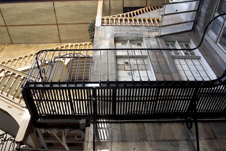 Première cour : détail de la coursière prolongeant l'escalier à cage ouverte. © Yves Sancey / Région Bourgogne-Franche-Comté, Inventaire du patrimoine - 2011