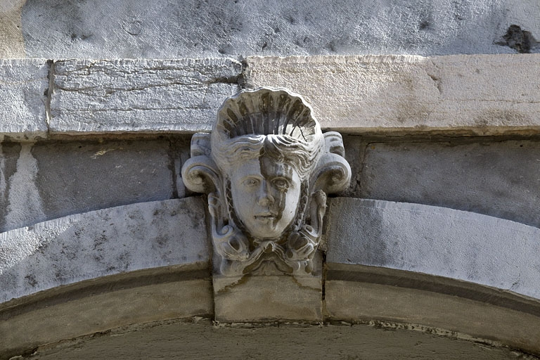 Logis principal, façade sur rue : détail d'un mascaron ornant la clé de l'arc de la boutique. © Yves Sancey / Région Bourgogne-Franche-Comté, Inventaire du patrimoine - 2011