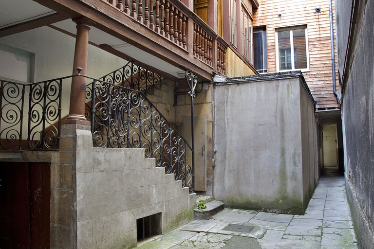Première cour, escalier à cage ouverte : détail de la ferronnerie des deux premières volées, de trois quarts gauche. © Yves Sancey / Région Bourgogne-Franche-Comté, Inventaire du patrimoine - 2011