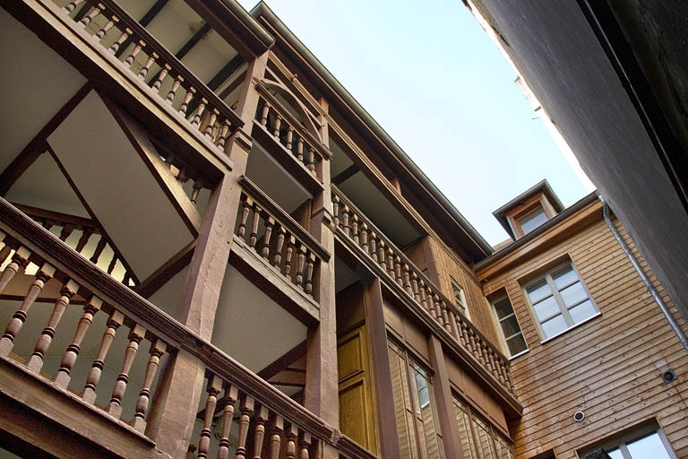 Première cour, escalier à cage ouverte : détail de la partie supérieure en charpente. © Yves Sancey / Région Bourgogne-Franche-Comté, Inventaire du patrimoine - 2011