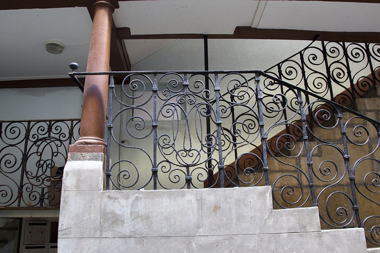 Première cour, escalier à cage ouverte : détail de la rampe en fer forgé. © Yves Sancey / Région Bourgogne-Franche-Comté, Inventaire du patrimoine - 2011