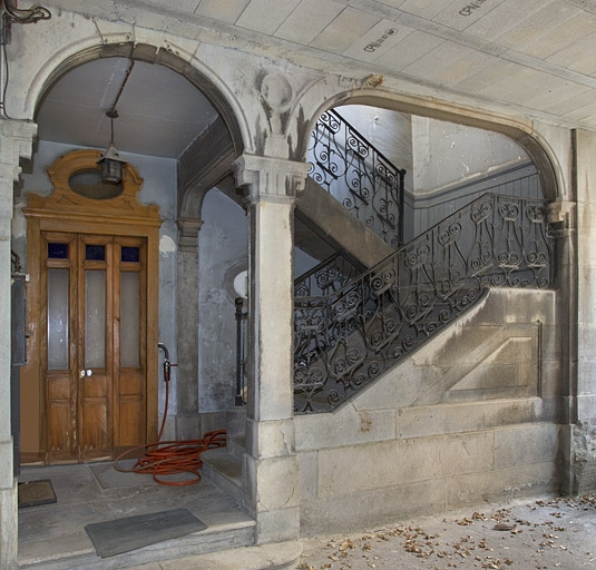 Deuxième cour, logis secondaire en fond de parcelle : détail de l'escalier et de la porte d'entrée. © Yves Sancey / Région Bourgogne-Franche-Comté, Inventaire du patrimoine - 2011