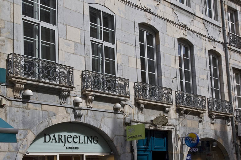 Logis principal, façade antérieure : détail des fenêtres du premier étage, de trois quarts gauche. © Yves Sancey / Région Bourgogne-Franche-Comté, Inventaire du patrimoine - 2011