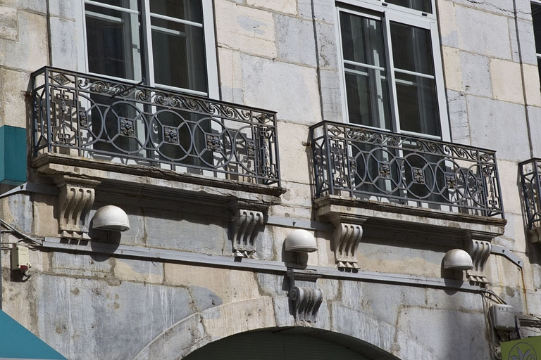 Logis principal, façade antérieure : détail de deux garde-corps en ferronnerie, fenêtres du premier étage. © Yves Sancey / Région Bourgogne-Franche-Comté, Inventaire du patrimoine - 2011
