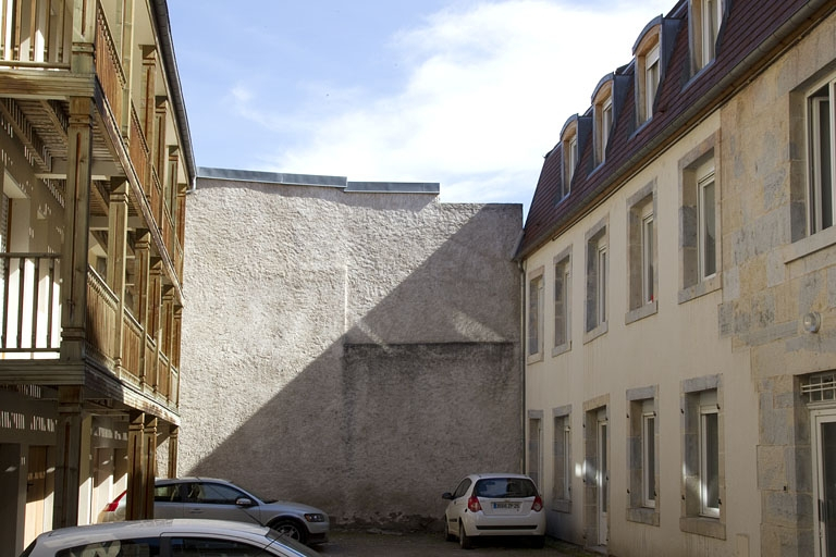 Vue d'ensemble de la deuxième cour. © Yves Sancey / Région Bourgogne-Franche-Comté, Inventaire du patrimoine - 2011