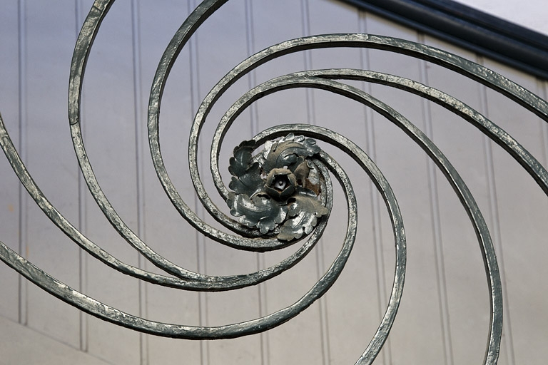 Logis principal, escalier : détail d'un motif en tourbillon de la rampe en fer forgé. © Yves Sancey / Région Bourgogne-Franche-Comté, Inventaire du patrimoine - 2011