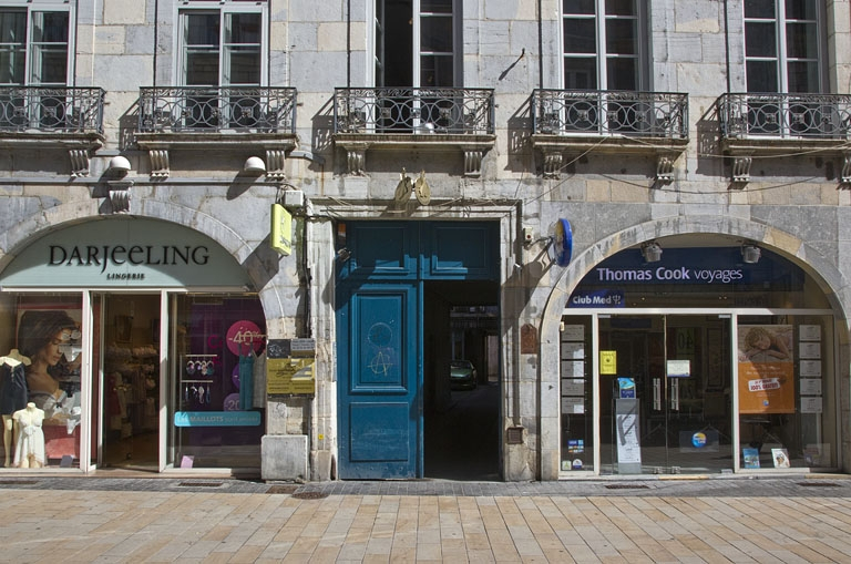 Logis principal, façade antérieure : détail du portail d'entrée. © Yves Sancey / Région Bourgogne-Franche-Comté, Inventaire du patrimoine - 2011