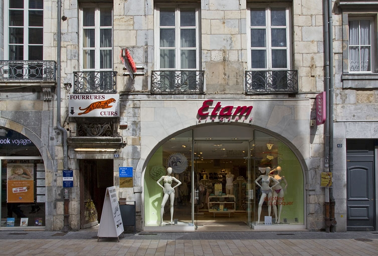 Logis principal, façade antérieure : détail du rez-de-chaussée, de face. © Yves Sancey / Région Bourgogne-Franche-Comté, Inventaire du patrimoine - 2011