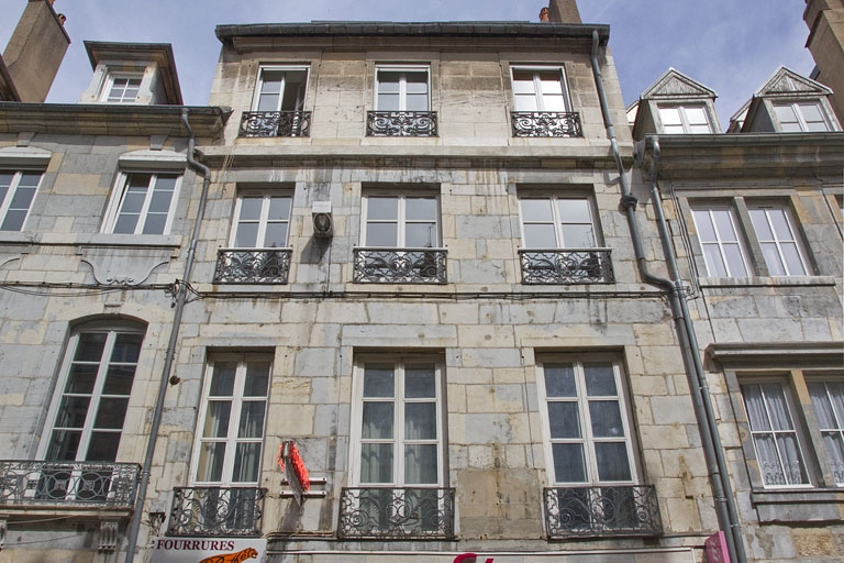 Logis principal, façade antérieure : détail des étages, de face. © Yves Sancey / Région Bourgogne-Franche-Comté, Inventaire du patrimoine - 2011