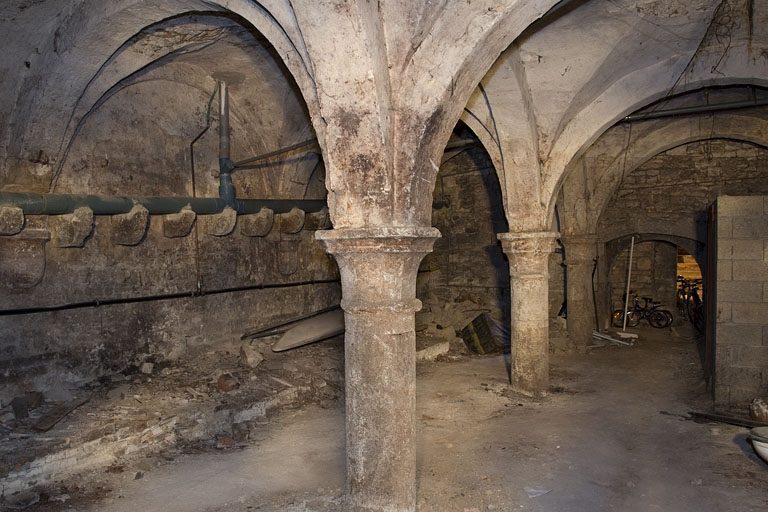 Logis principal : vue d'ensemble d'une partie de la cave, depuis le fond. © Yves Sancey / Région Bourgogne-Franche-Comté, Inventaire du patrimoine - 2011