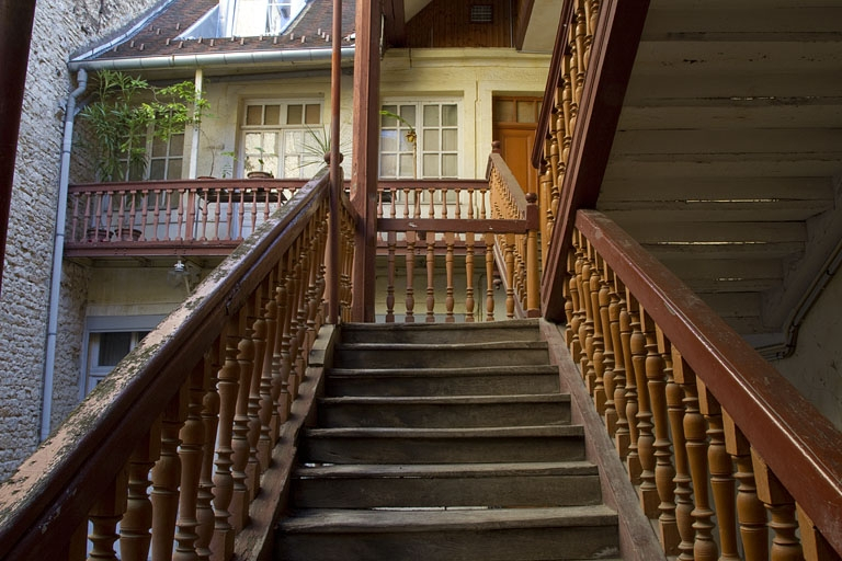 Vue d'ensemble du balcon de l'étage du logis secondaire et de l'intérieur de l'escalier à cage ouverte. © Yves Sancey / Région Bourgogne-Franche-Comté, Inventaire du patrimoine - 2011