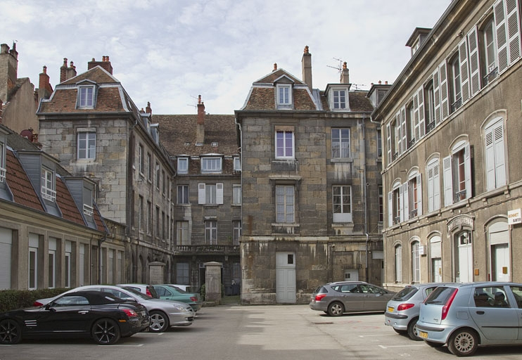Logis principal : vue d'ensemble depuis le fond de la cour, de face. © Yves Sancey / Région Bourgogne-Franche-Comté, Inventaire du patrimoine - 2011