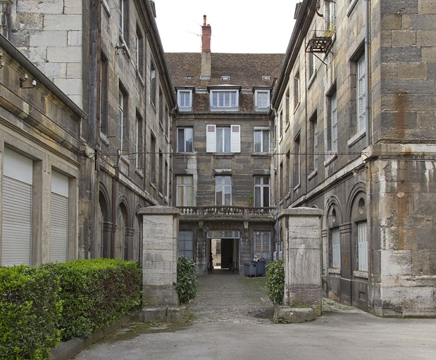 Logis principal : vue d'ensemble de la façade postérieure et des deux ailes sur cour. © Yves Sancey / Région Bourgogne-Franche-Comté, Inventaire du patrimoine - 2011