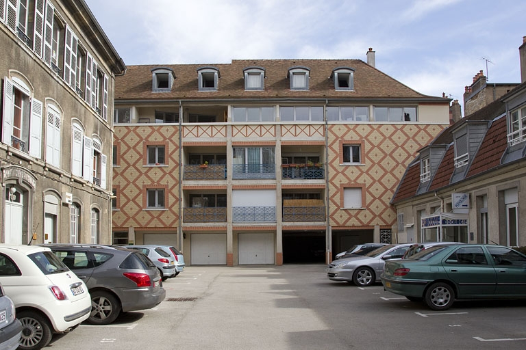 Vue d'ensemble d'immeuble récent en fond de parcelle. © Yves Sancey / Région Bourgogne-Franche-Comté, Inventaire du patrimoine - 2011