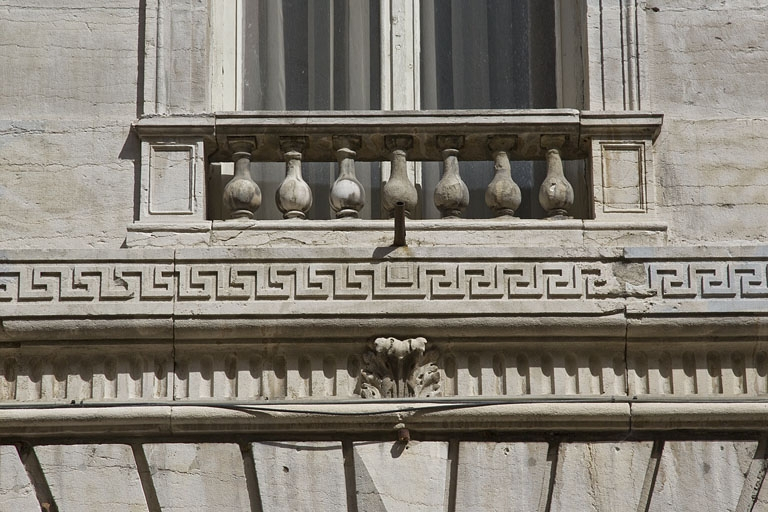 Logis principal, façade antérieure : détail de la frise de grecques et d'un garde corps. © Yves Sancey / Région Bourgogne-Franche-Comté, Inventaire du patrimoine - 2011