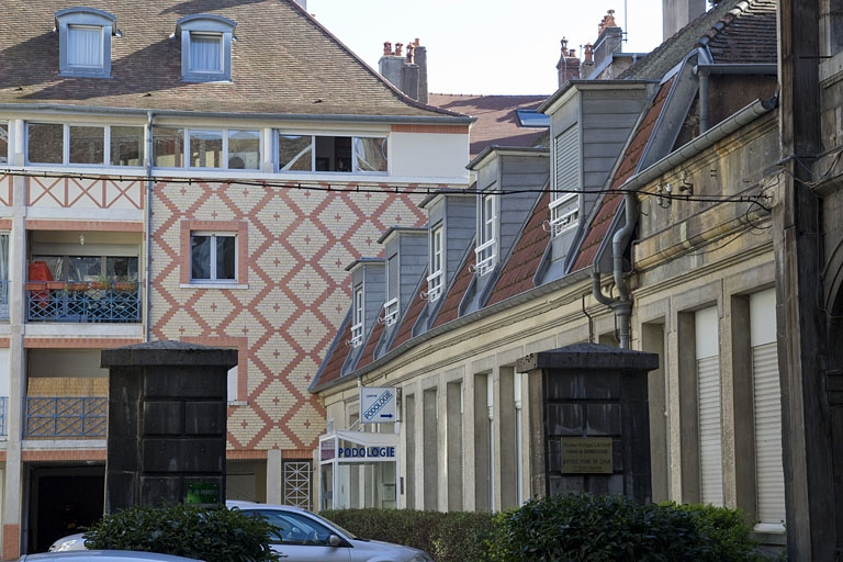 Bâtiment à droite de la deuxième cour : vue d'ensemble. © Yves Sancey / Région Bourgogne-Franche-Comté, Inventaire du patrimoine - 2011