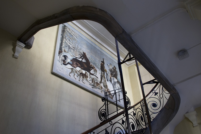 Aile droite, cage de l'escalier : détail de la partie supérieure, avec la reproduction d'un tableau de Courbet. © Yves Sancey / Région Bourgogne-Franche-Comté, Inventaire du patrimoine - 2011
