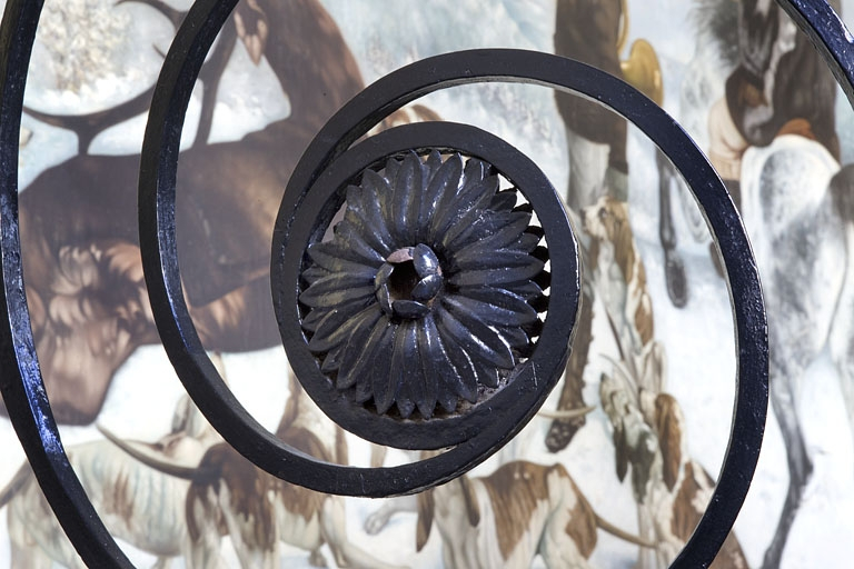 Aile droite, escalier : détail d'un mascaron de la rampe en fer forgé. © Yves Sancey / Région Bourgogne-Franche-Comté, Inventaire du patrimoine - 2011