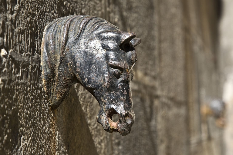 Aile des écuries : détail d'une attache en forme de tête de cheval. © Yves Sancey / Région Bourgogne-Franche-Comté, Inventaire du patrimoine - 2011
