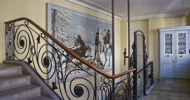 Aile droite : vue d'ensemble de la peinture murale de la cage d'escalier, copie de "La chasse au cerf" de Gustave Courbet. © Yves Sancey / Région Bourgogne-Franche-Comté, Inventaire du patrimoine - 2011