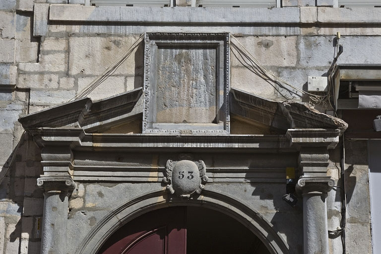 Façade antérieure du logis principal, portail d'entrée : détail du fronton interrompu à tabernacle. © Yves Sancey / Région Bourgogne-Franche-Comté, Inventaire du patrimoine - 2011