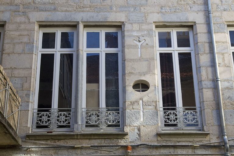 Premier logis secondaire : détail de la forme des fenêtres de la façade postérieure. © Yves Sancey / Région Bourgogne-Franche-Comté, Inventaire du patrimoine - 2011
