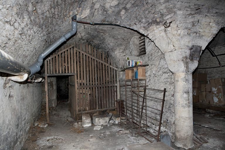 Logis principal, sous-sol : cave A, vue de la partie droite depuis le fond. © Yves Sancey / Région Bourgogne-Franche-Comté, Inventaire du patrimoine - 2011
