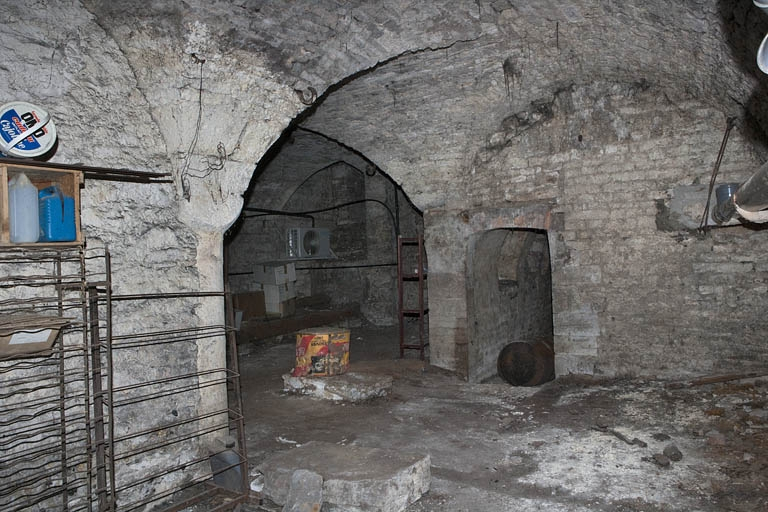 Logis principal, sous-sol : cave A, vue d'ensemble. © Yves Sancey / Région Bourgogne-Franche-Comté, Inventaire du patrimoine - 2011