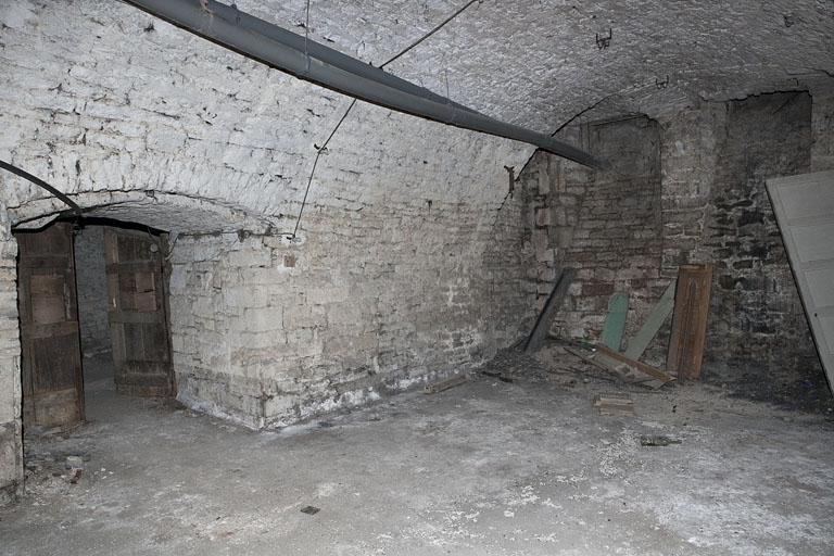 Logis principal, sous-sol : cave D, depuis le fond, de trois quart gauche. © Yves Sancey / Région Bourgogne-Franche-Comté, Inventaire du patrimoine - 2011