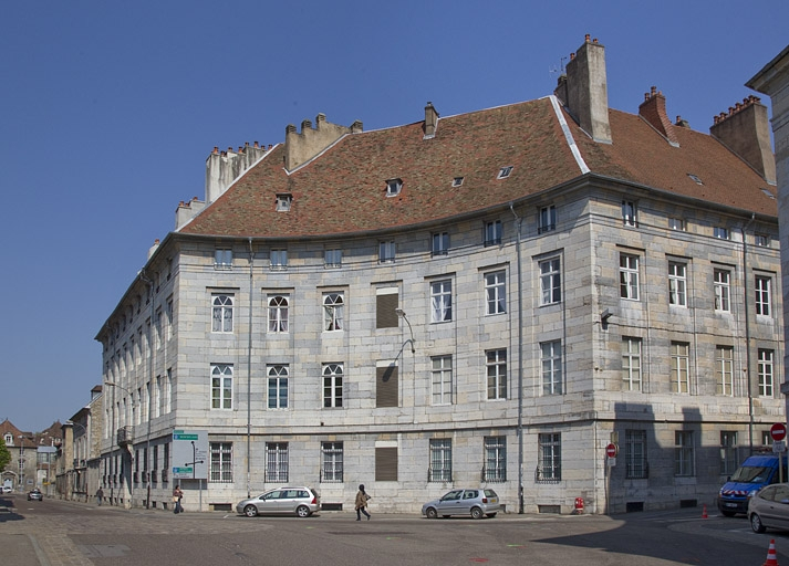 Logis principal : vue d'ensemble depuis la place de la Préfecture. © Yves Sancey / Région Bourgogne-Franche-Comté, Inventaire du patrimoine - 2011