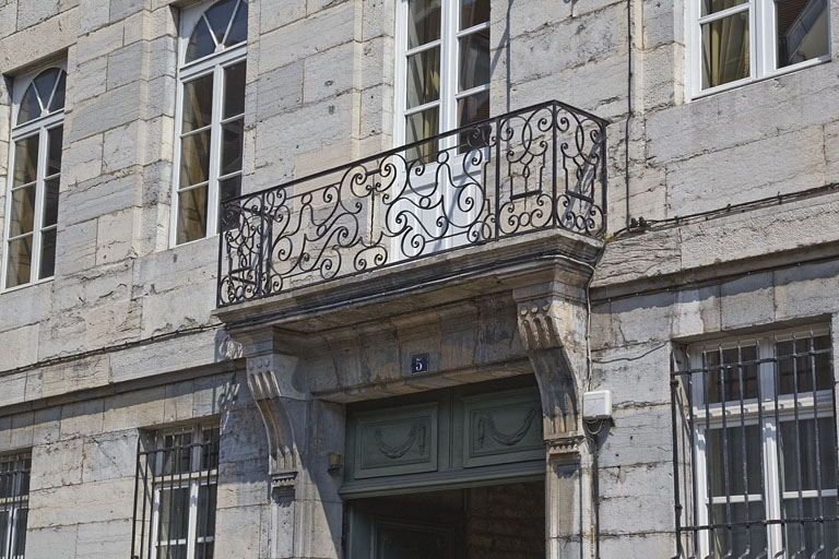 Logis principal : détail du balcon au-dessus du portail d'entrée. © Yves Sancey / Région Bourgogne-Franche-Comté, Inventaire du patrimoine - 2011