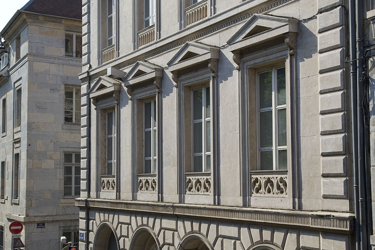 Logis principal, façade latérale droite : détail des fenêtres du premier étage. © Yves Sancey / Région Bourgogne-Franche-Comté, Inventaire du patrimoine - 2011