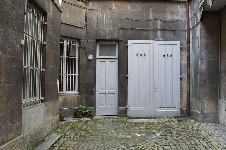 Première cour : vue de la remise et de la porte conduisant à la deuxième cour. © Yves Sancey / Région Bourgogne-Franche-Comté, Inventaire du patrimoine - 2011
