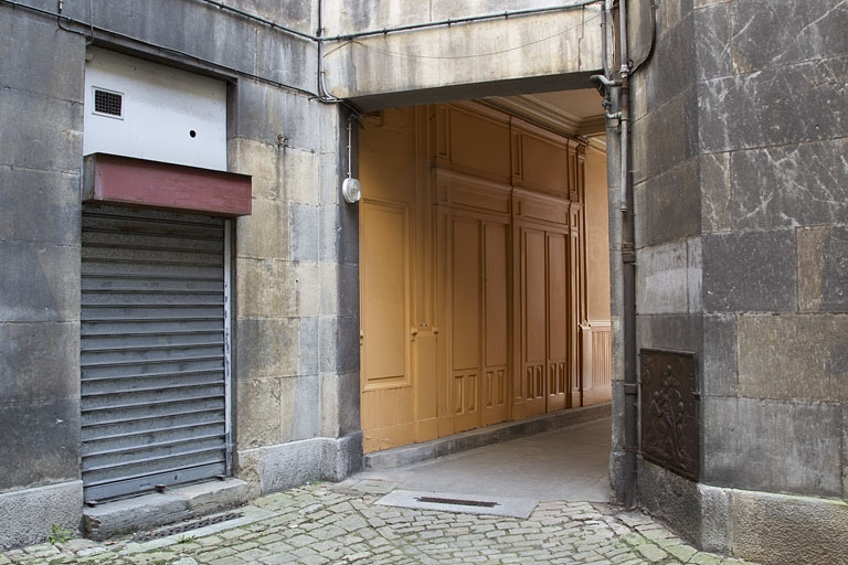 Vue du passage cocher depuis la première cour. © Yves Sancey / Région Bourgogne-Franche-Comté, Inventaire du patrimoine - 2011