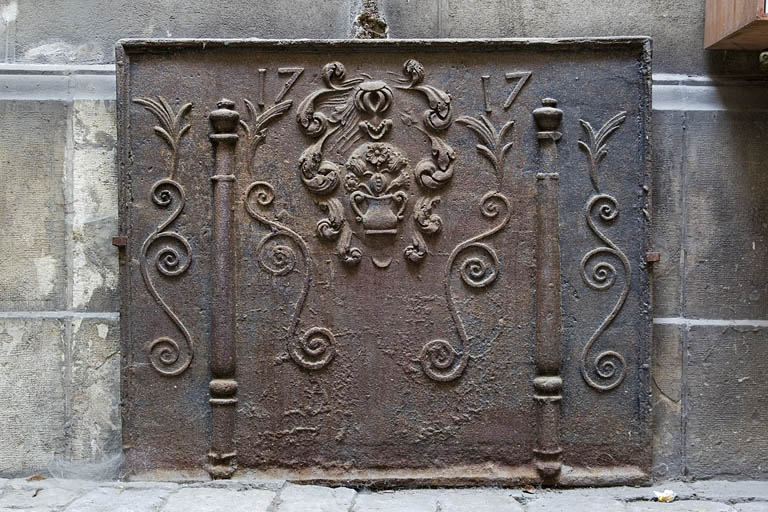 Première cour : détail d'une plaque de cheminée déposée. © Yves Sancey / Région Bourgogne-Franche-Comté, Inventaire du patrimoine - 2011