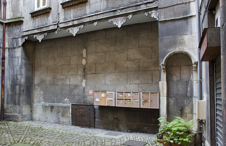 Première cour : vue d'ensemble du puits. © Yves Sancey / Région Bourgogne-Franche-Comté, Inventaire du patrimoine - 2011