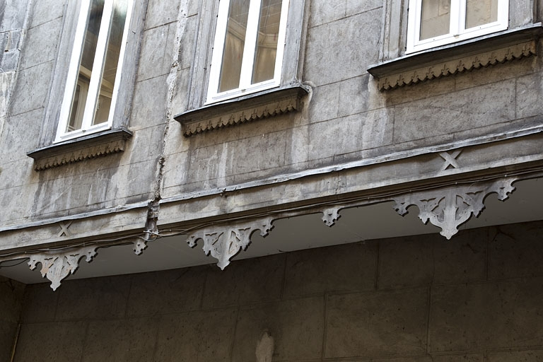 Première cour : détail du décor en bois découpé de l'aile droite. © Yves Sancey / Région Bourgogne-Franche-Comté, Inventaire du patrimoine - 2011