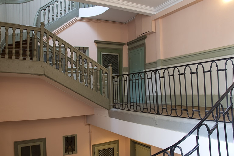 Logis principal, intérieur : détail de la cage d'escalier, partie supérieure. © Yves Sancey / Région Bourgogne-Franche-Comté, Inventaire du patrimoine - 2011