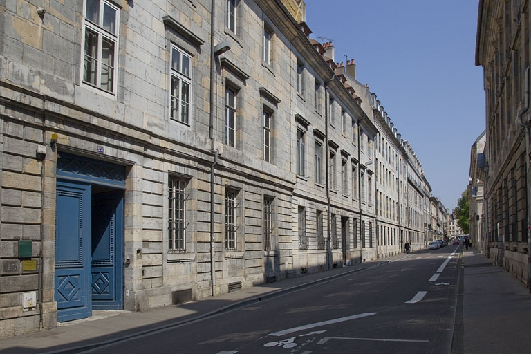 Logis principal, façade sur rue, de trois quarts gauche. © Yves Sancey / Région Bourgogne-Franche-Comté, Inventaire du patrimoine - 2011