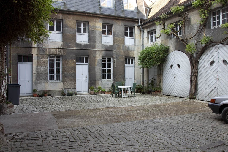 Vue de l'aile gauche des communs. © Yves Sancey / Région Bourgogne-Franche-Comté, Inventaire du patrimoine - 2011