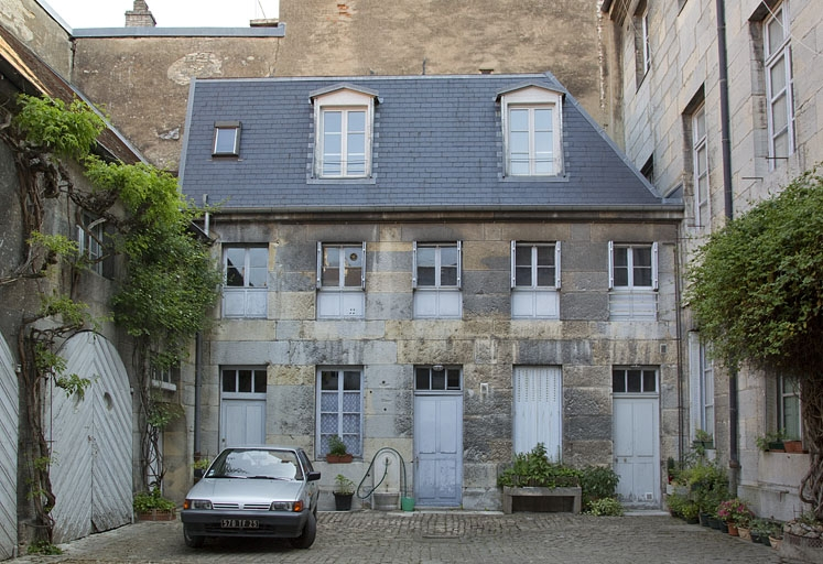 Vue de l'aile droite des communs. © Yves Sancey / Région Bourgogne-Franche-Comté, Inventaire du patrimoine - 2011