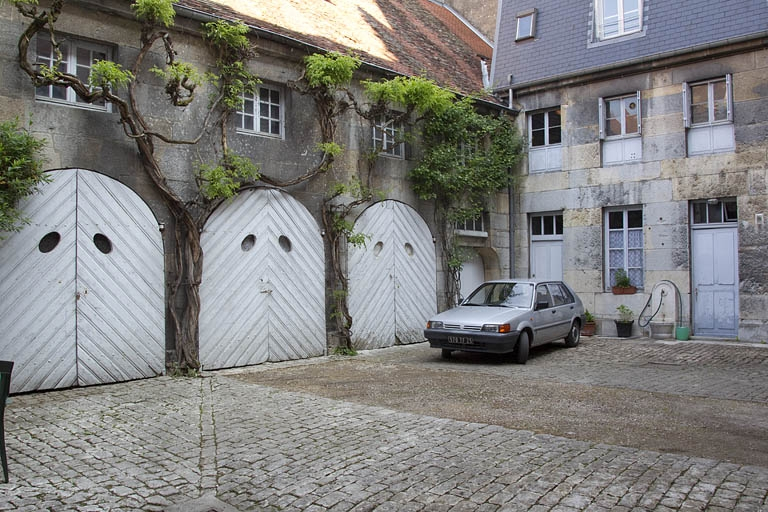 Vue des remises et écuries de trois quarts gauche. © Yves Sancey / Région Bourgogne-Franche-Comté, Inventaire du patrimoine - 2011